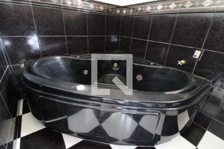 Casa à venda com 200m², 4 quartos e 3 vagasBanheira suíte 1