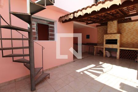 Casa à venda com 200m², 4 quartos e 3 vagasÁrea dos fundos - edícula