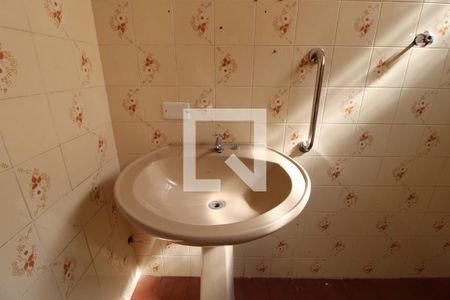 Casa à venda com 200m², 4 quartos e 3 vagasPia banheiro da sala 2