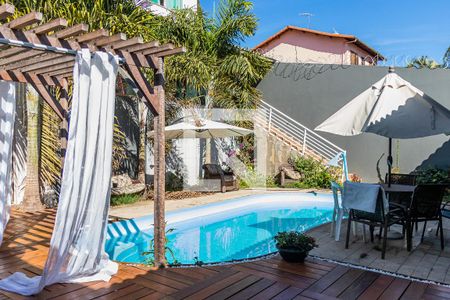 Casa à venda com 525m², 5 quartos e 4 vagas Casa à venda com 525m², 5 quartos e 4 vagasPiscina