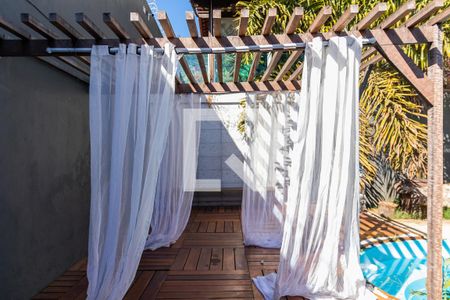 Casa à venda com 525m², 5 quartos e 4 vagas Casa à venda com 525m², 5 quartos e 4 vagasDeck