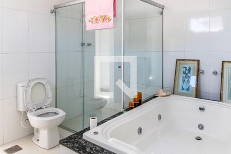 Casa à venda com 525m², 5 quartos e 4 vagas Casa à venda com 525m², 5 quartos e 4 vagasBanheiro da Suíte