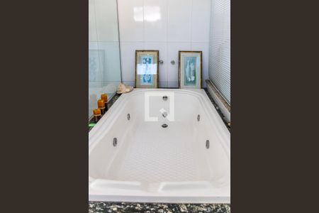 Casa à venda com 525m², 5 quartos e 4 vagas Casa à venda com 525m², 5 quartos e 4 vagasBanheiro da Suíte