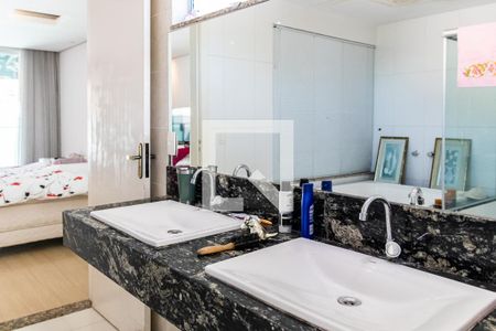 Casa à venda com 525m², 5 quartos e 4 vagas Casa à venda com 525m², 5 quartos e 4 vagasBanheiro da Suíte