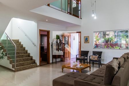 Casa à venda com 525m², 5 quartos e 4 vagas Casa à venda com 525m², 5 quartos e 4 vagasSala