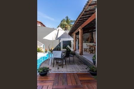 Casa à venda com 525m², 5 quartos e 4 vagas Casa à venda com 525m², 5 quartos e 4 vagasPiscina