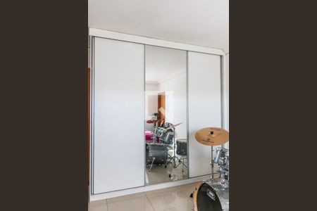 Casa à venda com 525m², 5 quartos e 4 vagas Casa à venda com 525m², 5 quartos e 4 vagasQuarto 4