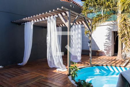 Casa à venda com 525m², 5 quartos e 4 vagas Casa à venda com 525m², 5 quartos e 4 vagasDeck