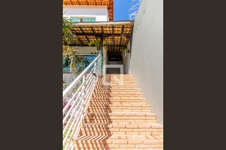 Casa à venda com 525m², 5 quartos e 4 vagas Casa à venda com 525m², 5 quartos e 4 vagasEscada