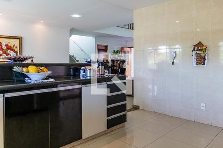 Casa à venda com 525m², 5 quartos e 4 vagas Casa à venda com 525m², 5 quartos e 4 vagasCozinha