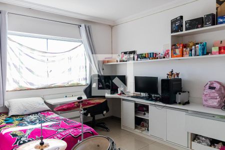 Casa à venda com 525m², 5 quartos e 4 vagas Casa à venda com 525m², 5 quartos e 4 vagasQuarto 4