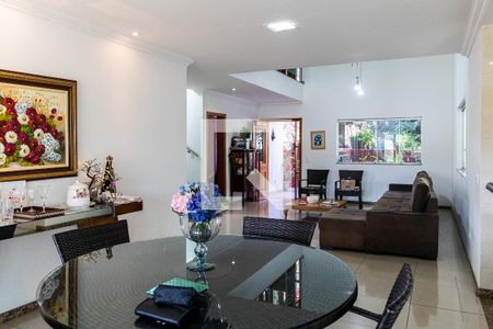 Casa à venda com 525m², 5 quartos e 4 vagas Casa à venda com 525m², 5 quartos e 4 vagasSala de Jantar