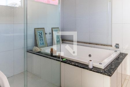 Casa à venda com 525m², 5 quartos e 4 vagas Casa à venda com 525m², 5 quartos e 4 vagasBanheiro da Suíte