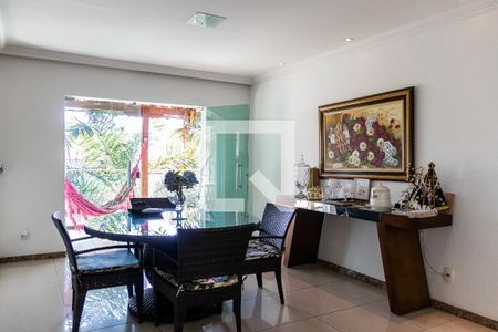Casa à venda com 525m², 5 quartos e 4 vagas Casa à venda com 525m², 5 quartos e 4 vagasSala de Jantar