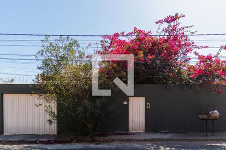 Casa à venda com 525m², 5 quartos e 4 vagas Casa à venda com 525m², 5 quartos e 4 vagasFachada