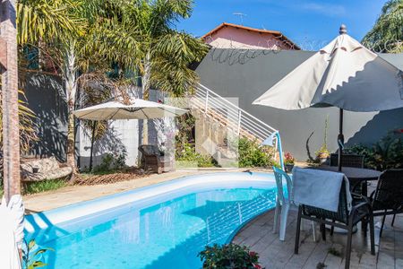 Casa à venda com 525m², 5 quartos e 4 vagas Casa à venda com 525m², 5 quartos e 4 vagasPiscina