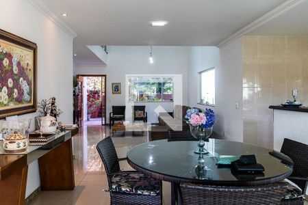 Casa à venda com 525m², 5 quartos e 4 vagas Casa à venda com 525m², 5 quartos e 4 vagasSala de Jantar
