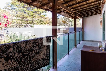 Casa à venda com 525m², 5 quartos e 4 vagas Casa à venda com 525m², 5 quartos e 4 vagasVaranda 1