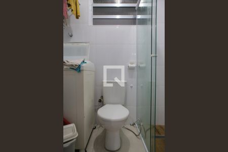 Banheiro de kitnet/studio para alugar com 1 quarto, 27m² em Boqueirão, Santos