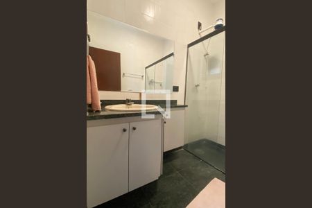 Casa de condomínio à venda com 500m², 4 quartos e 6 vagasBanheiro de Serviço