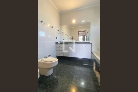 Casa de condomínio à venda com 500m², 4 quartos e 6 vagasBanheiro da Suíte 2