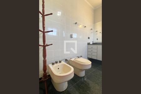 Casa de condomínio à venda com 500m², 4 quartos e 6 vagasBanheiro da Suíte 2