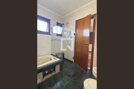 Casa de condomínio à venda com 500m², 4 quartos e 6 vagasBanheiro da Suíte 2