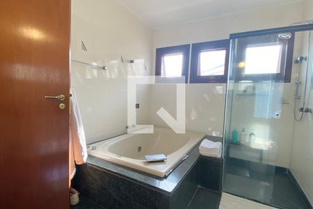 Casa de condomínio à venda com 500m², 4 quartos e 6 vagasBanheiro da Suíte 1