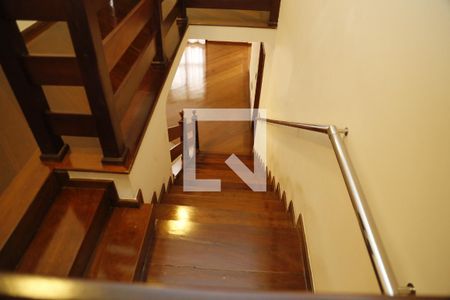 Casa à venda com 500m², 4 quartos e 4 vagasEscadas