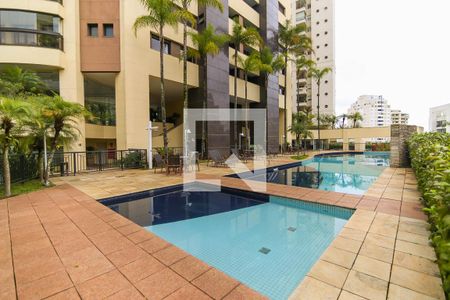 Apartamento à venda com 215m², 3 quartos e 4 vagas Apartamento à venda com 215m², 3 quartos e 4 vagasÁrea comum - Piscina