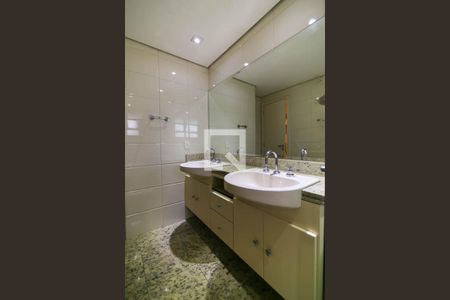 Apartamento à venda com 215m², 3 quartos e 4 vagas Apartamento à venda com 215m², 3 quartos e 4 vagasBanheiro da Suíte 1