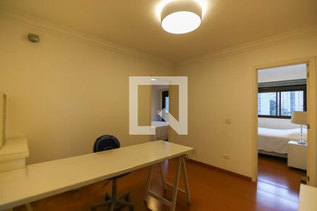 Apartamento à venda com 215m², 3 quartos e 4 vagas Apartamento à venda com 215m², 3 quartos e 4 vagasEscritório