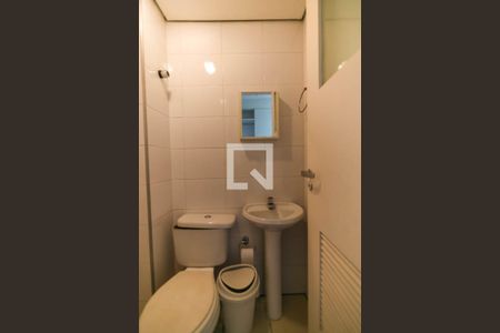 Apartamento à venda com 215m², 3 quartos e 4 vagas Apartamento à venda com 215m², 3 quartos e 4 vagasBanheiro de Serviço