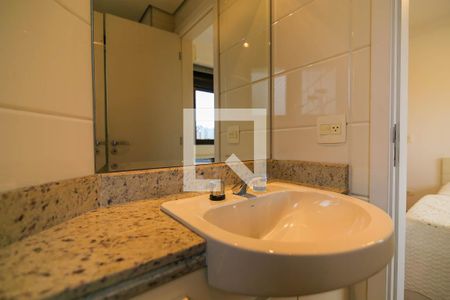 Apartamento à venda com 215m², 3 quartos e 4 vagas Apartamento à venda com 215m², 3 quartos e 4 vagasBanheiro da Suíte 2