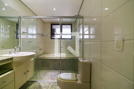 Apartamento à venda com 215m², 3 quartos e 4 vagas Apartamento à venda com 215m², 3 quartos e 4 vagasBanheiro da Suíte 1