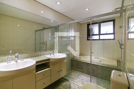 Apartamento à venda com 215m², 3 quartos e 4 vagas Apartamento à venda com 215m², 3 quartos e 4 vagasBanheiro da Suíte 1