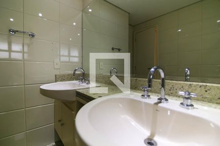 Apartamento à venda com 215m², 3 quartos e 4 vagas Apartamento à venda com 215m², 3 quartos e 4 vagasBanheiro da Suíte 1