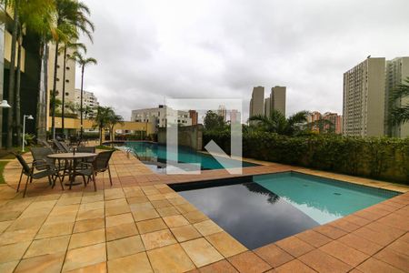 Apartamento à venda com 215m², 3 quartos e 4 vagas Apartamento à venda com 215m², 3 quartos e 4 vagasÁrea comum - Piscina