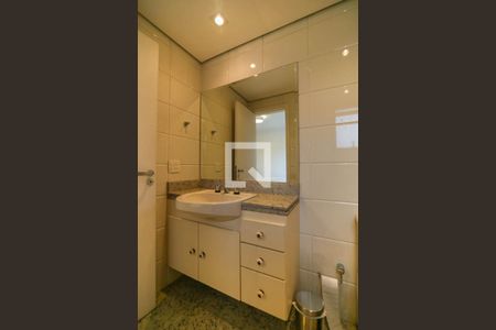 Apartamento à venda com 215m², 3 quartos e 4 vagas Apartamento à venda com 215m², 3 quartos e 4 vagasBanheiro da Suíte 2