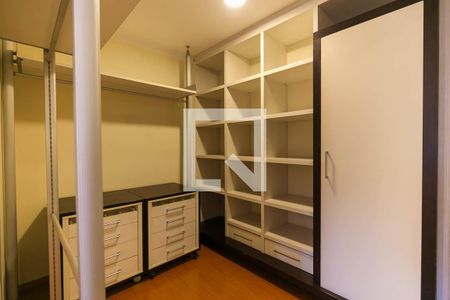 Apartamento à venda com 215m², 3 quartos e 4 vagas Apartamento à venda com 215m², 3 quartos e 4 vagasCloset do quarto