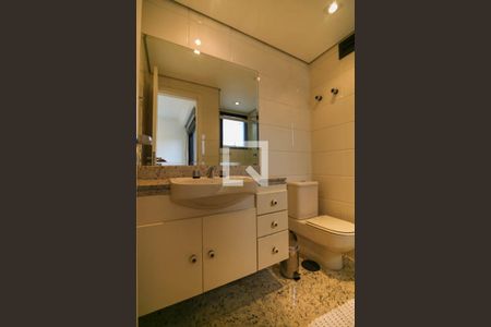 Apartamento à venda com 215m², 3 quartos e 4 vagas Apartamento à venda com 215m², 3 quartos e 4 vagasBanheiro da Suíte 2