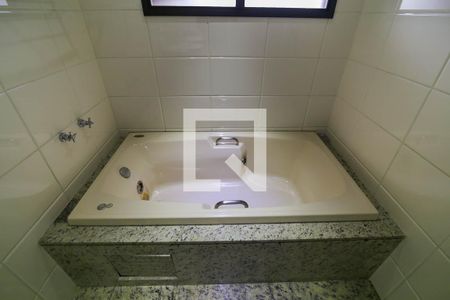 Apartamento à venda com 215m², 3 quartos e 4 vagas Apartamento à venda com 215m², 3 quartos e 4 vagasBanheiro da Suíte 1