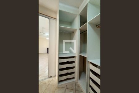 Casa à venda com 300m², 3 quartos e 3 vagasCloset - Suíte