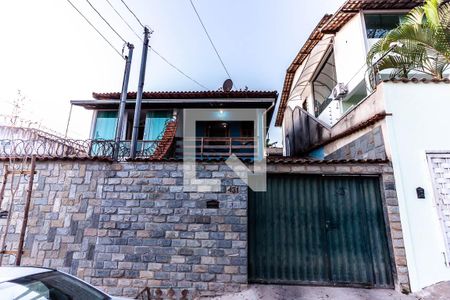 Casa à venda com 180m², 3 quartos e 3 vagas Casa à venda com 180m², 3 quartos e 3 vagasFachada