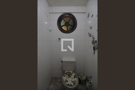 Casa à venda com 450m², 5 quartos e 4 vagasBanheiro da piscina