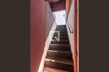 Casa à venda com 135m², 2 quartos e 2 vagas Casa à venda com 135m², 2 quartos e 2 vagasEscada