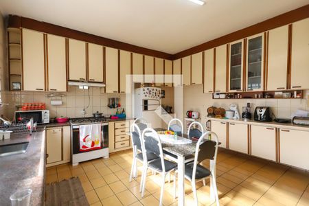 Casa à venda com 450m², 4 quartos e 2 vagas Casa à venda com 450m², 4 quartos e 2 vagasCozinha