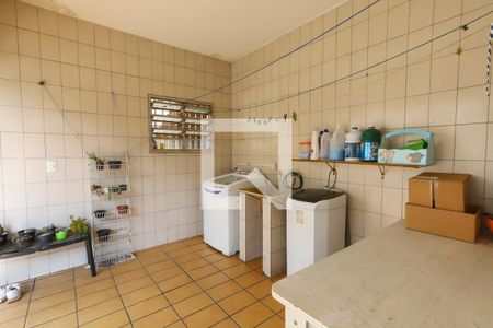 Casa à venda com 450m², 4 quartos e 2 vagas Casa à venda com 450m², 4 quartos e 2 vagasLavanderia