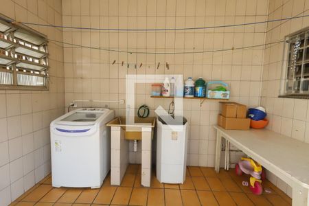 Casa à venda com 450m², 4 quartos e 2 vagas Casa à venda com 450m², 4 quartos e 2 vagasLavanderia