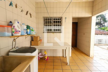 Casa à venda com 450m², 4 quartos e 2 vagas Casa à venda com 450m², 4 quartos e 2 vagasLavanderia